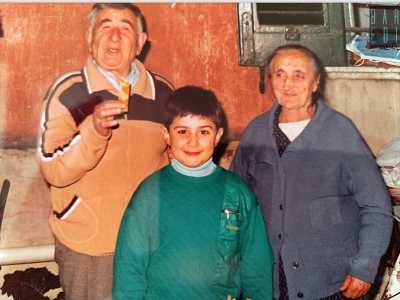 ...�mio nonno materno, Giuseppe Di Prizio, era il loro bracciante agricolo, perci� quando questi si trasferirono altrove negli anni 80, tocc� a lui e mia nonna Teresa vivere nella villa� (qui nella foto con Gigi, il fratello di Elisa)